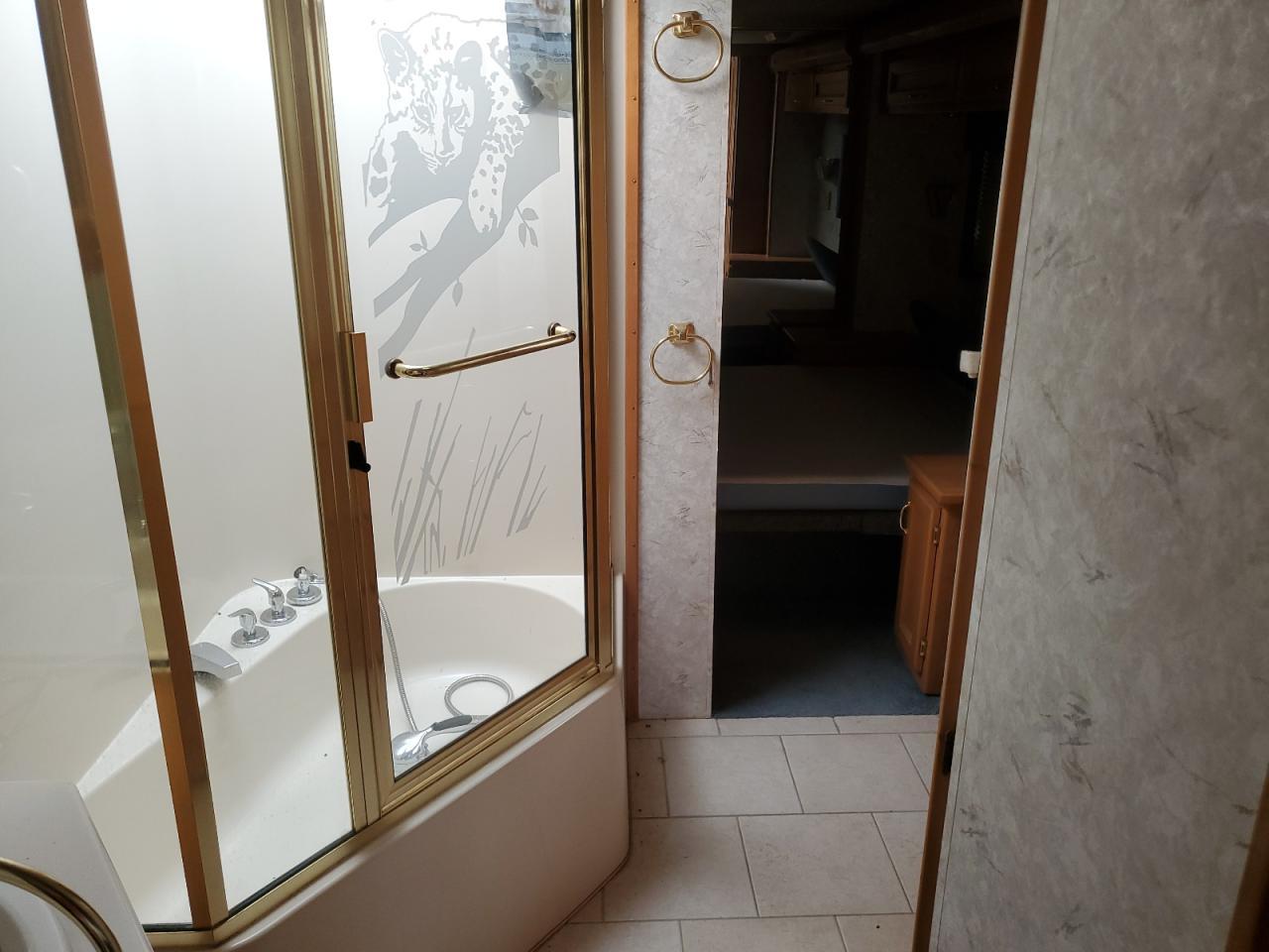 Lot #3283903352 2000 SAFARI MOTORHOME