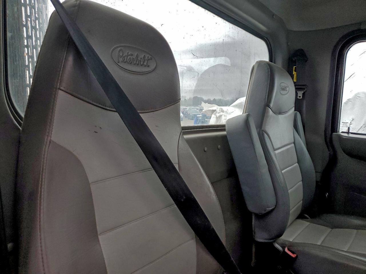 Lot #3294091945 2014 PETERBILT 365