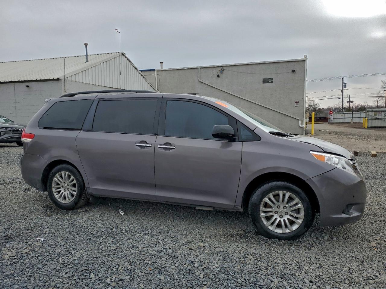 TOYOTA SIENNA XLE