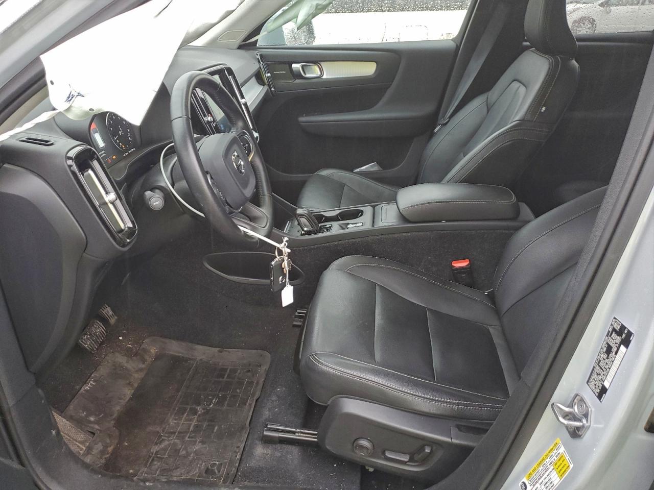 VOLVO XC40 T5 MOMENTUM