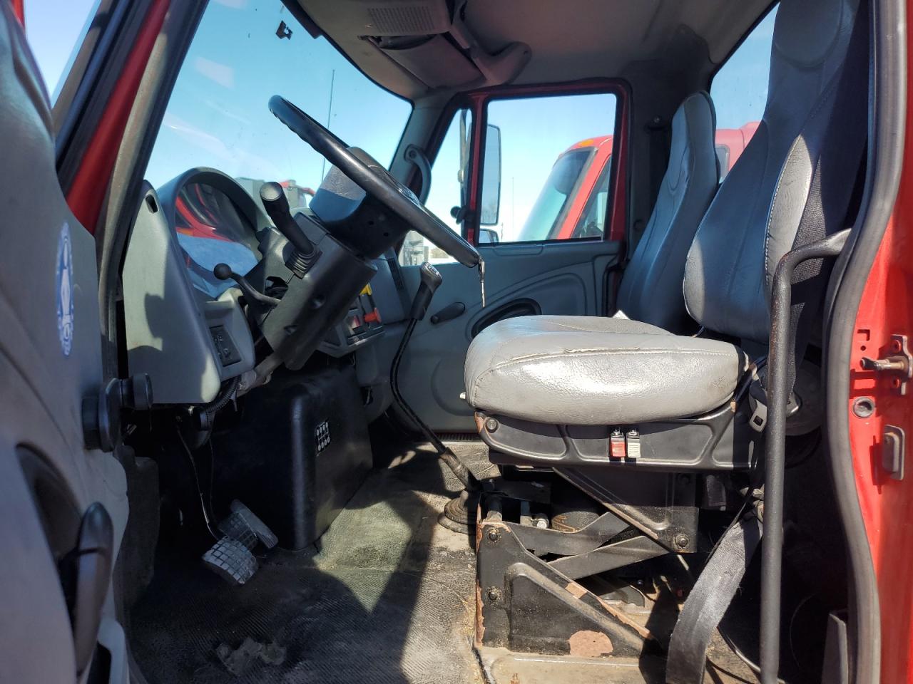 Lot #3285733708 2002 INTERNATIONAL 4400