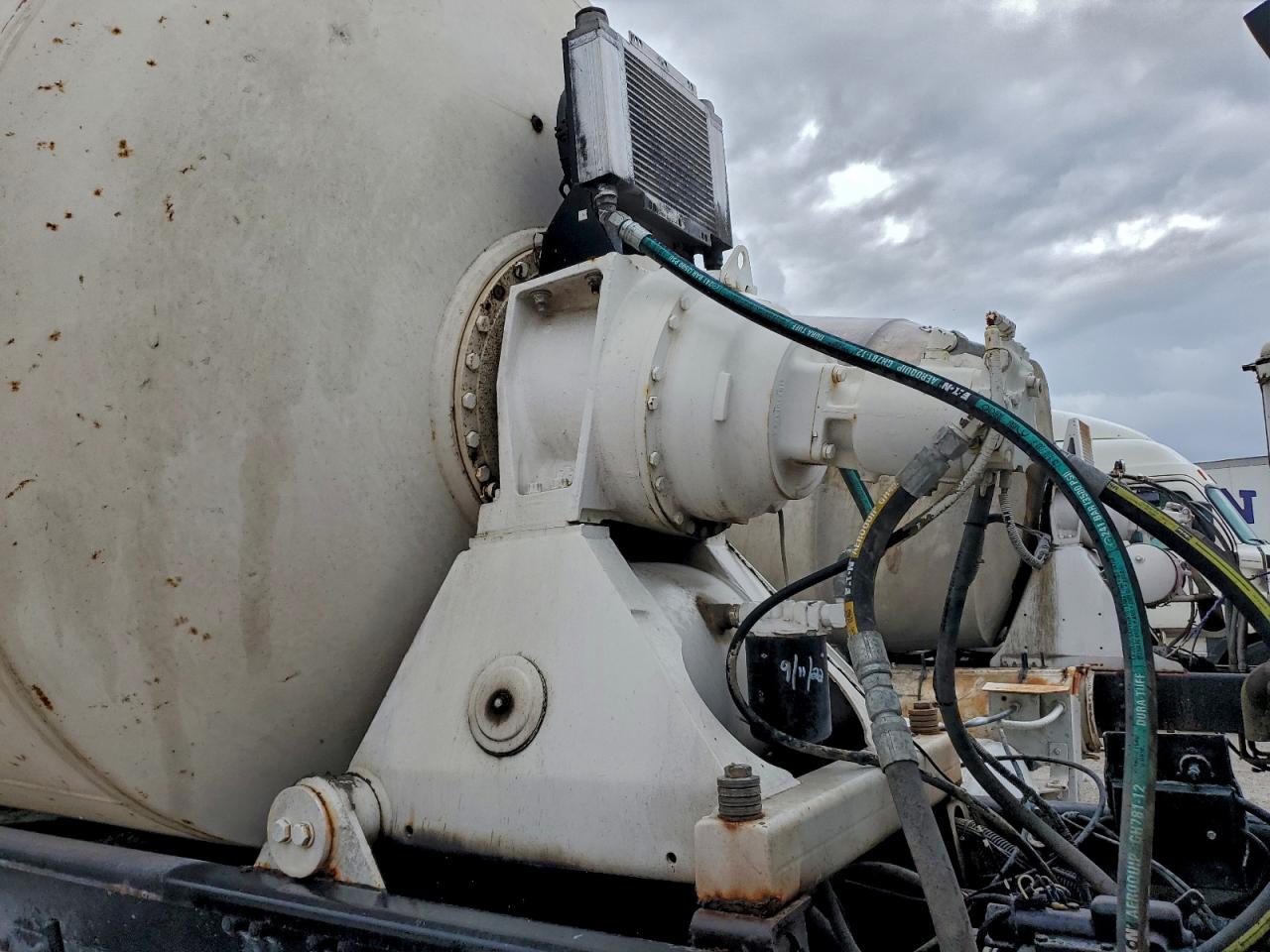 Lot #3302766343 2005 MACK 700 CV700