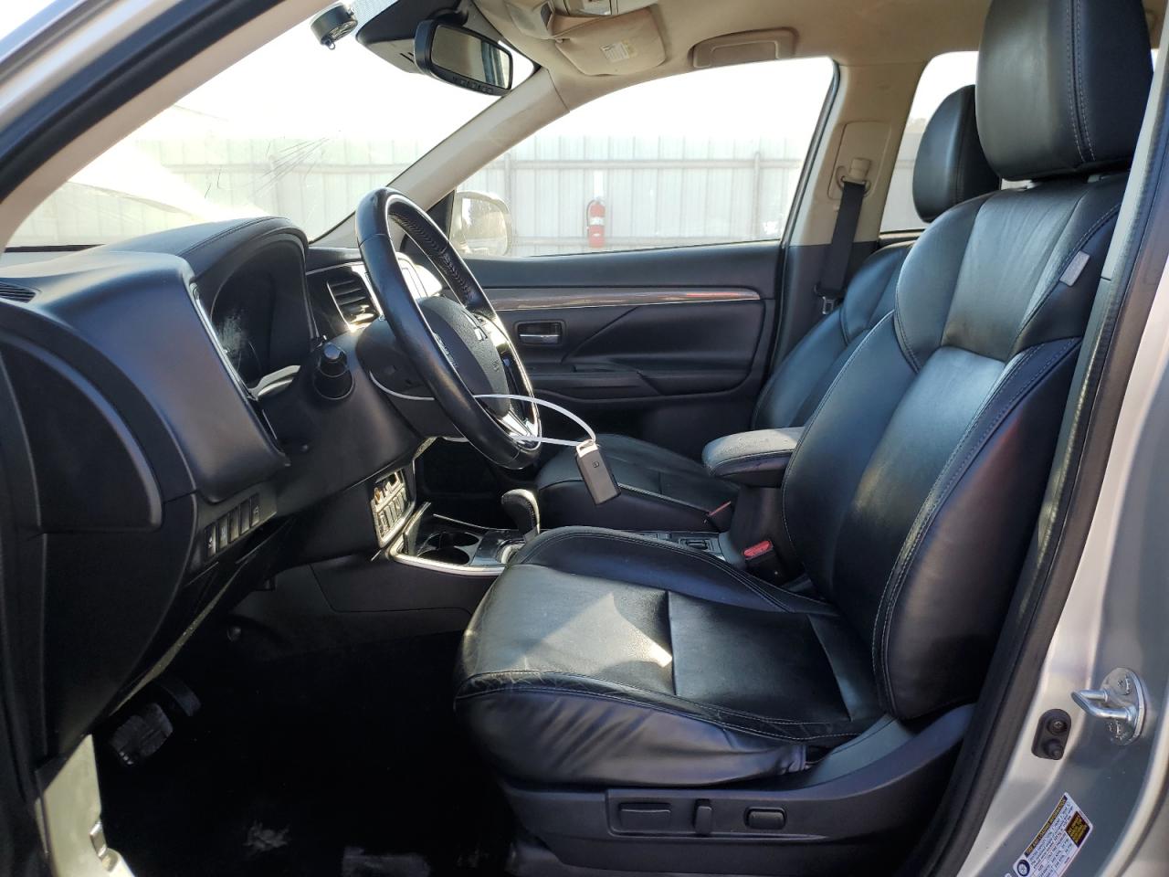 MITSUBISHI OUTLANDER SE