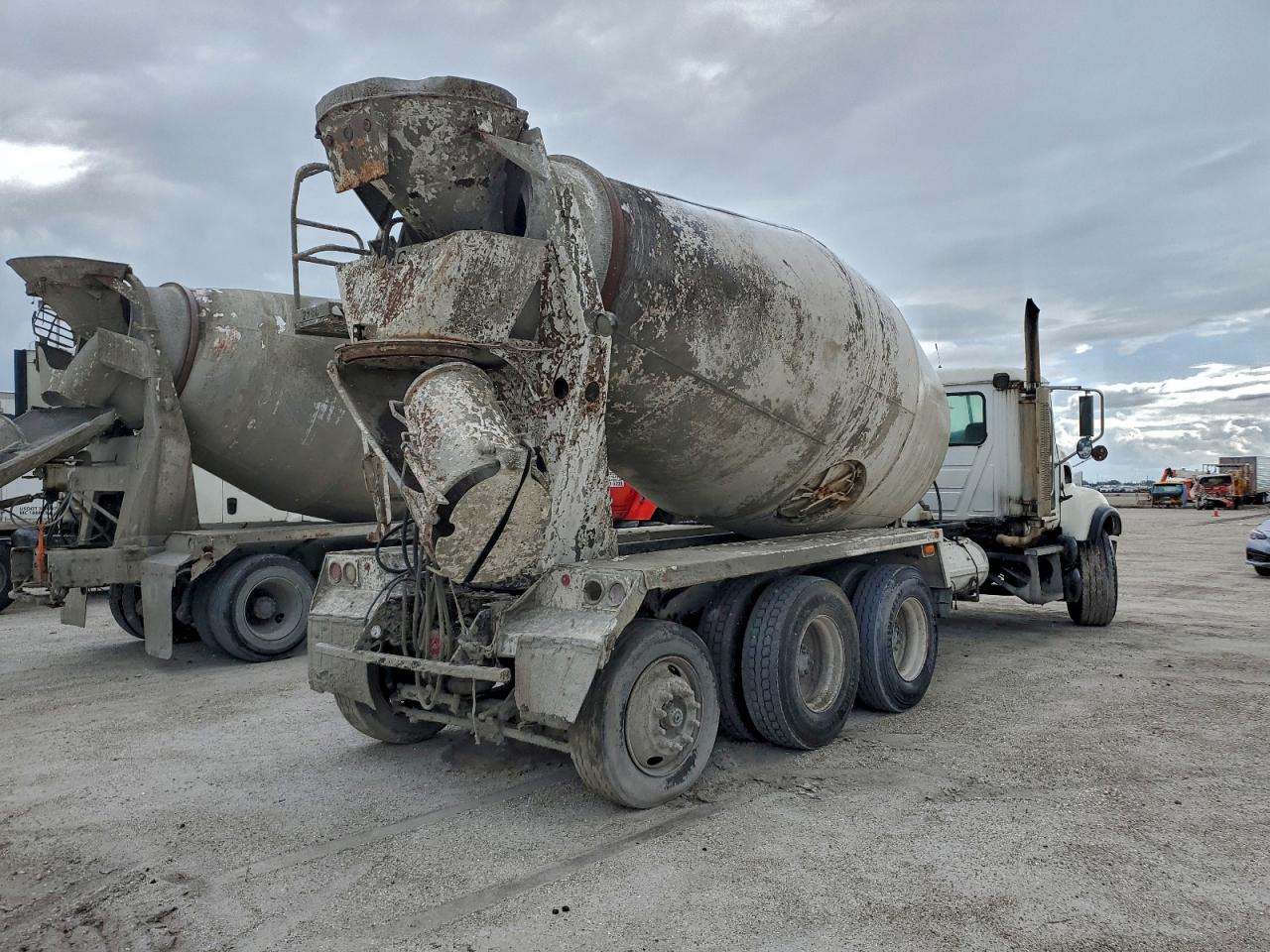 Lot #3302766343 2005 MACK 700 CV700