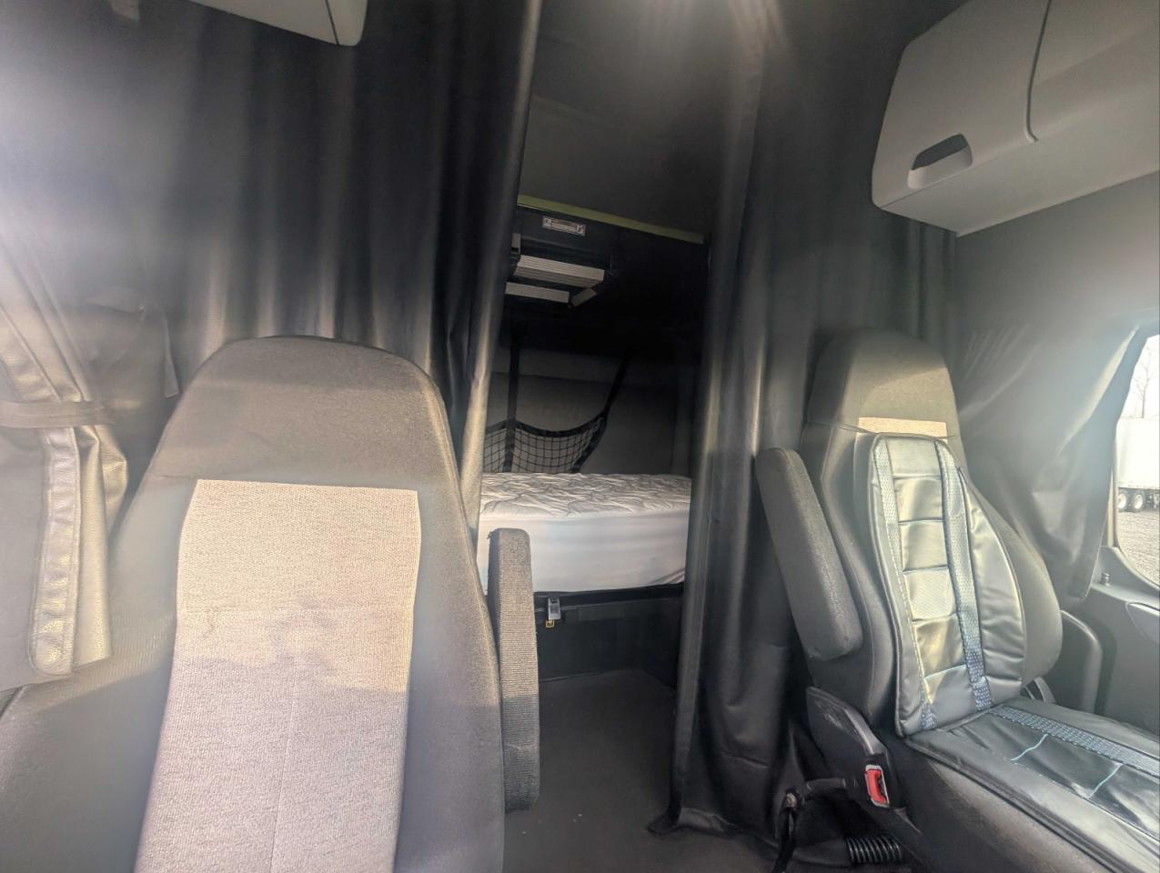 Lot #3291300457 2018 FREIGHTLINER CASCADIA 1