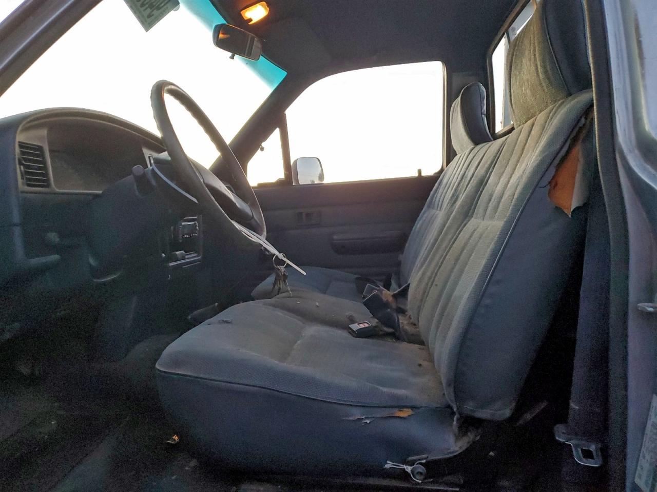 Lot #3304069499 1989 TOYOTA PICKUP 1/2