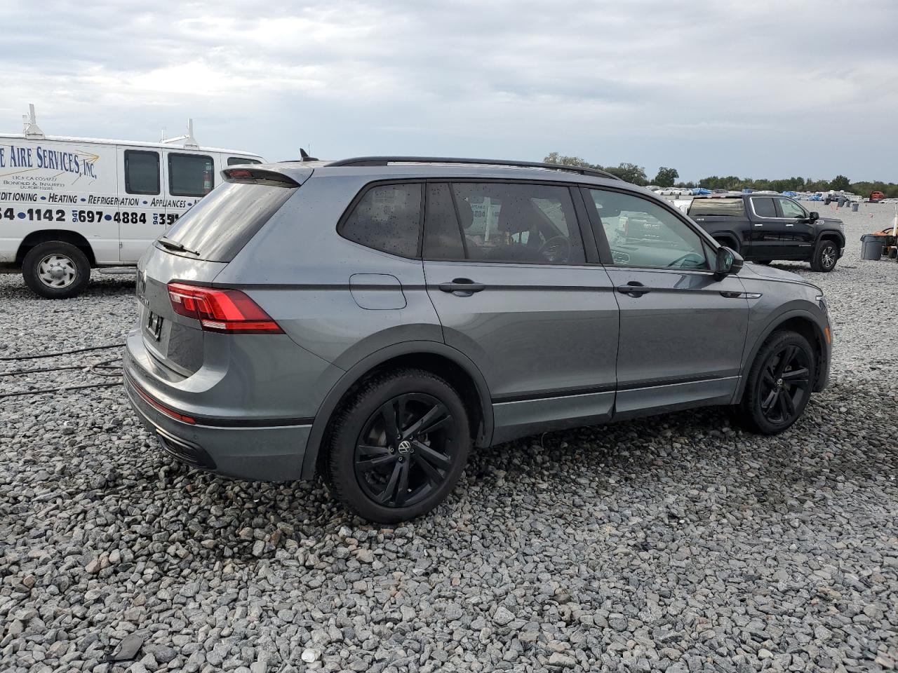 VOLKSWAGEN TIGUAN SE R-LINE BLACK