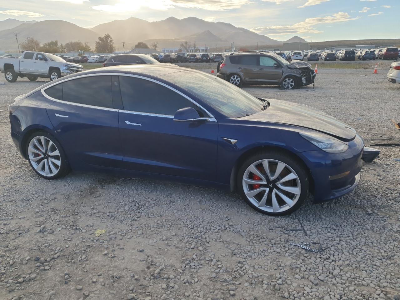 TESLA MODEL 3