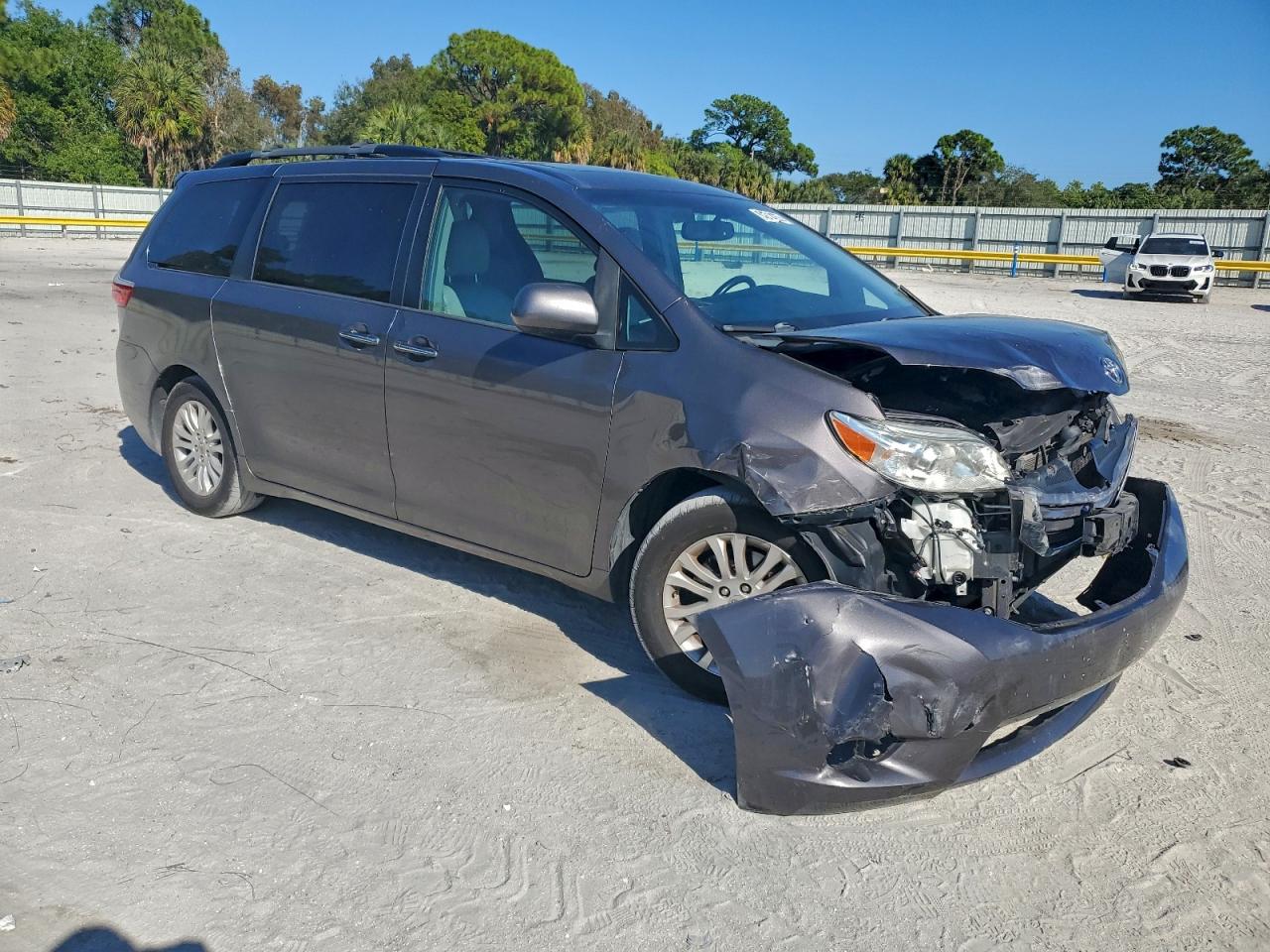Lot #3301793382 2015 TOYOTA SIENNA XLE