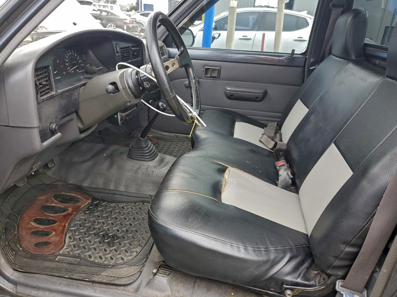 Lot #3311444337 1990 TOYOTA PICKUP 1/2