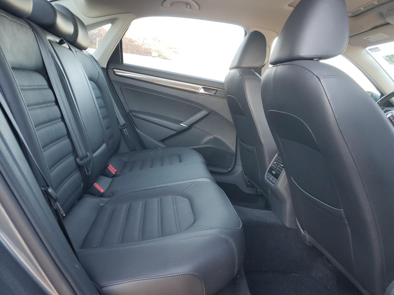 VOLKSWAGEN PASSAT SEL PREMIUM