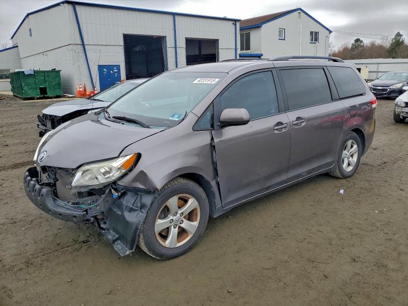 2014 TOYOTA SIENNA LE #3308454302