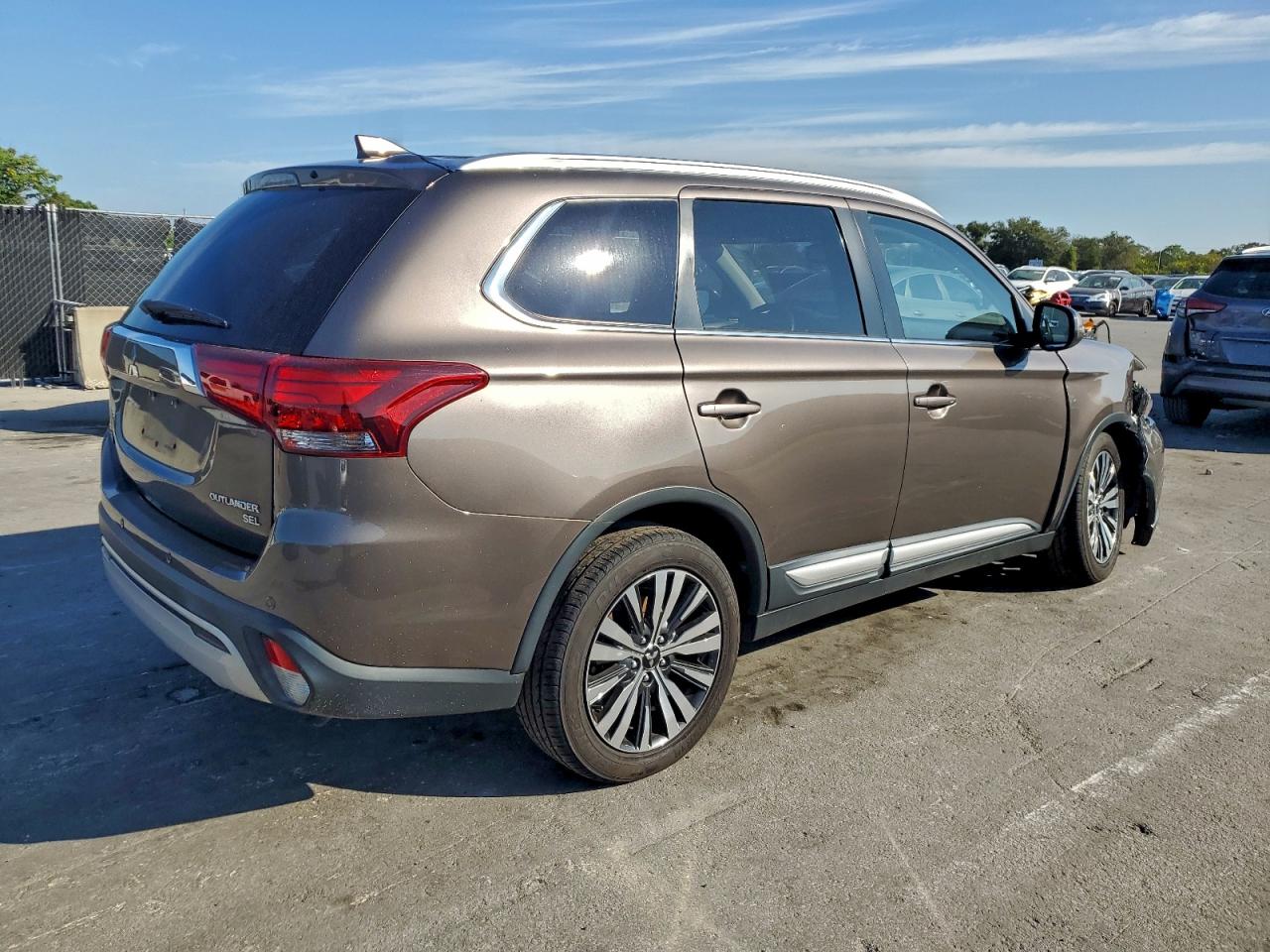 MITSUBISHI OUTLANDER SE
