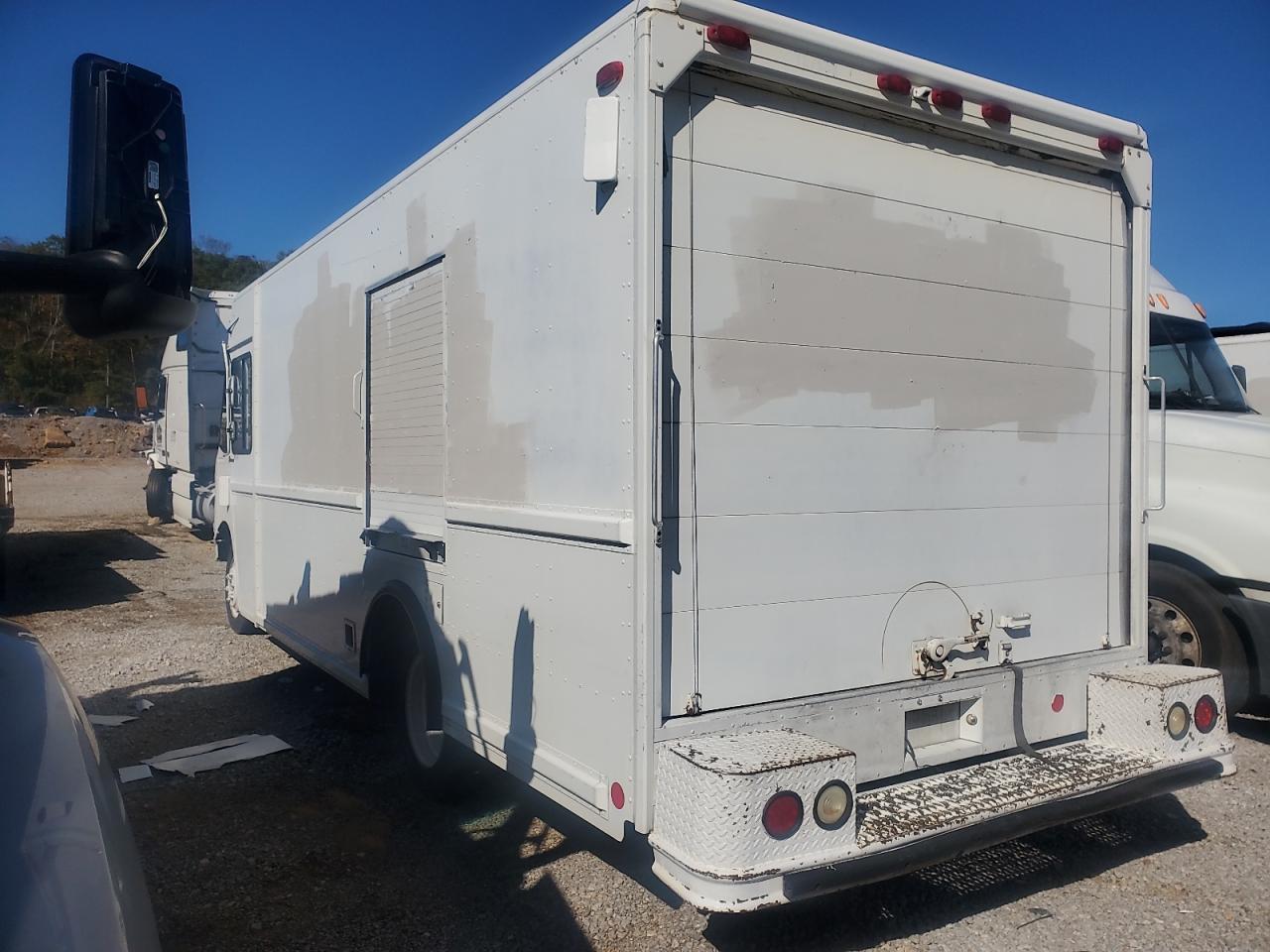 Lot #3290118262 2001 FREIGHTLINER CHASSIS