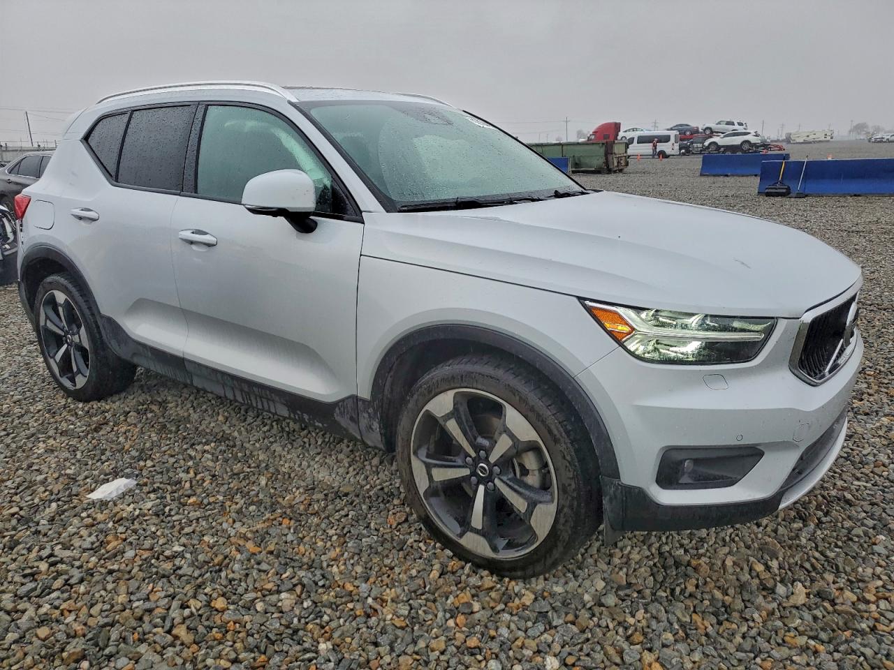 VOLVO XC40 T5 MOMENTUM