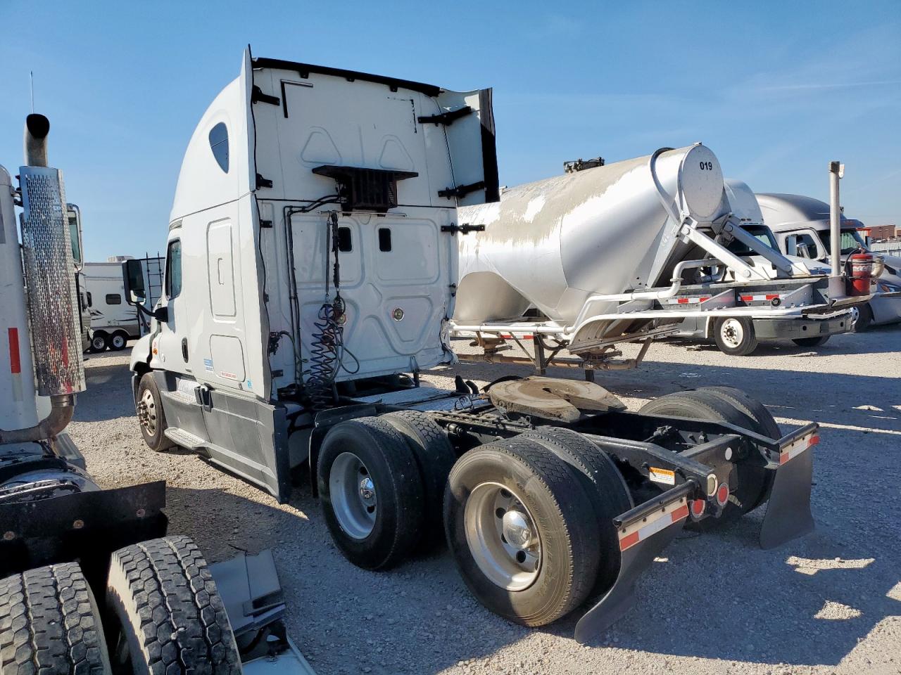 Lot #3279554235 2016 FREIGHTLINER CASCADIA 1