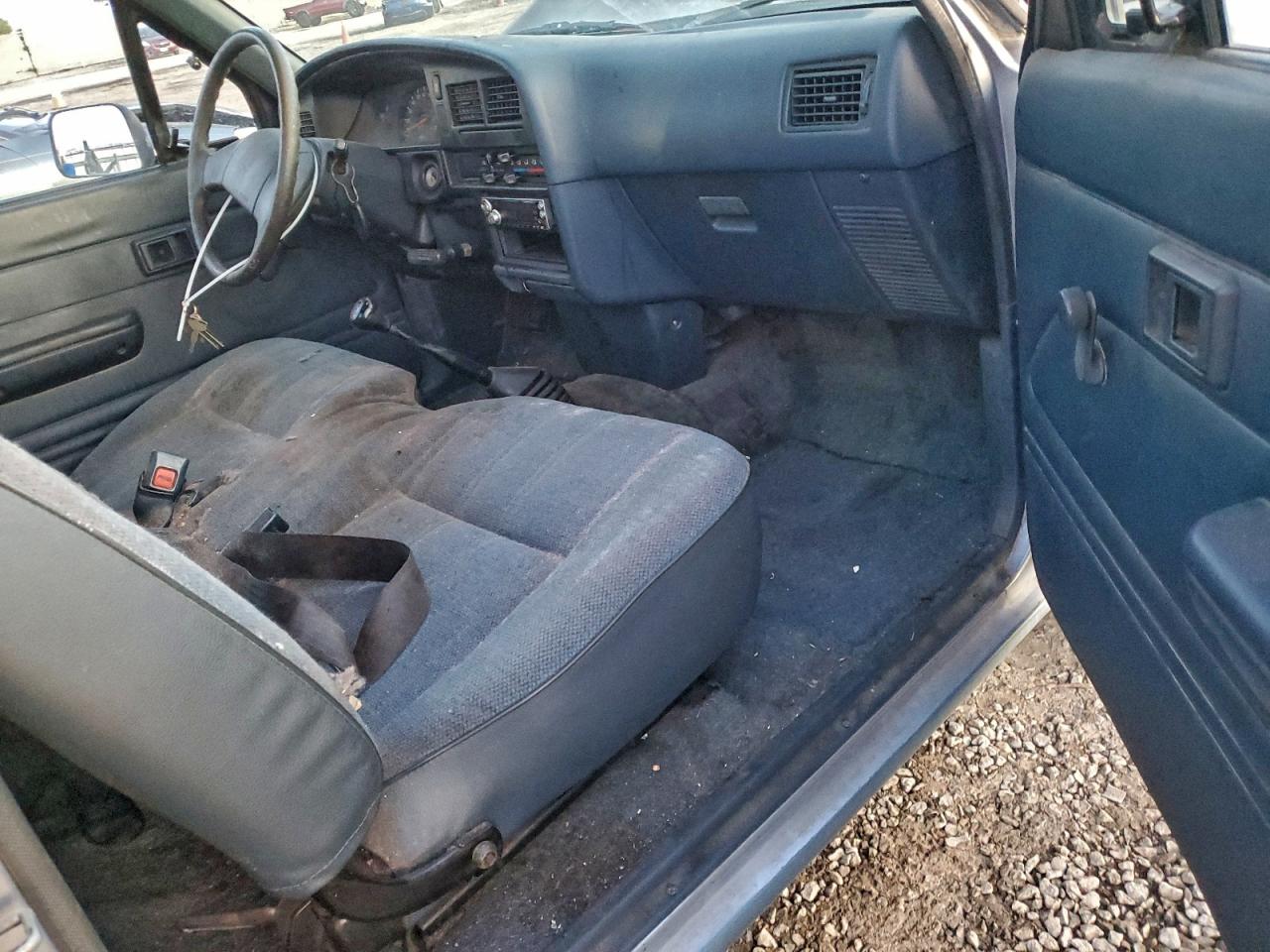 Lot #3304069499 1989 TOYOTA PICKUP 1/2