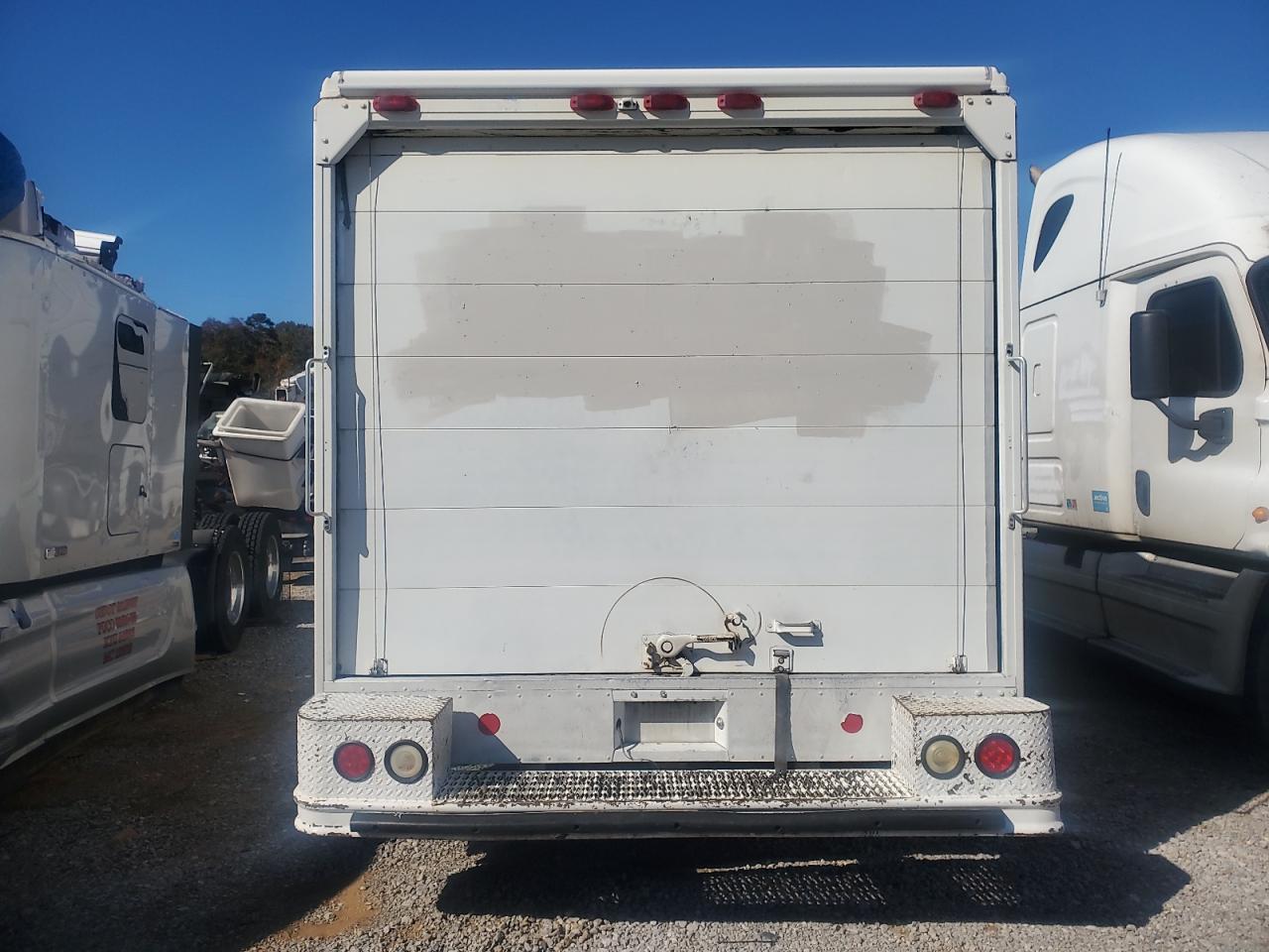 Lot #3290118262 2001 FREIGHTLINER CHASSIS