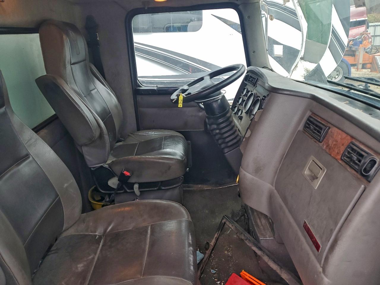 Lot #3302769339 2006 KENWORTH T300