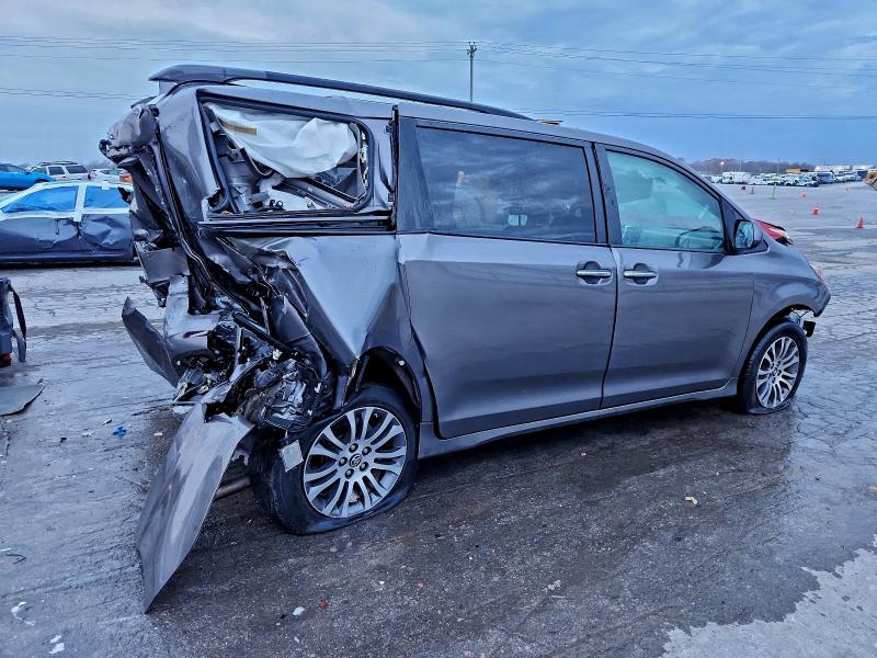 2018 TOYOTA SIENNA XLE #3302825891