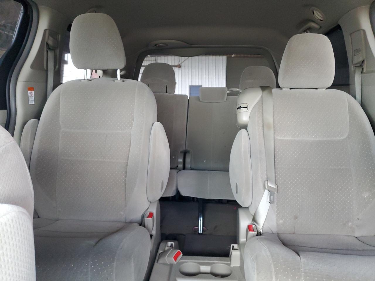 Lot #3304148514 2015 TOYOTA SIENNA LE