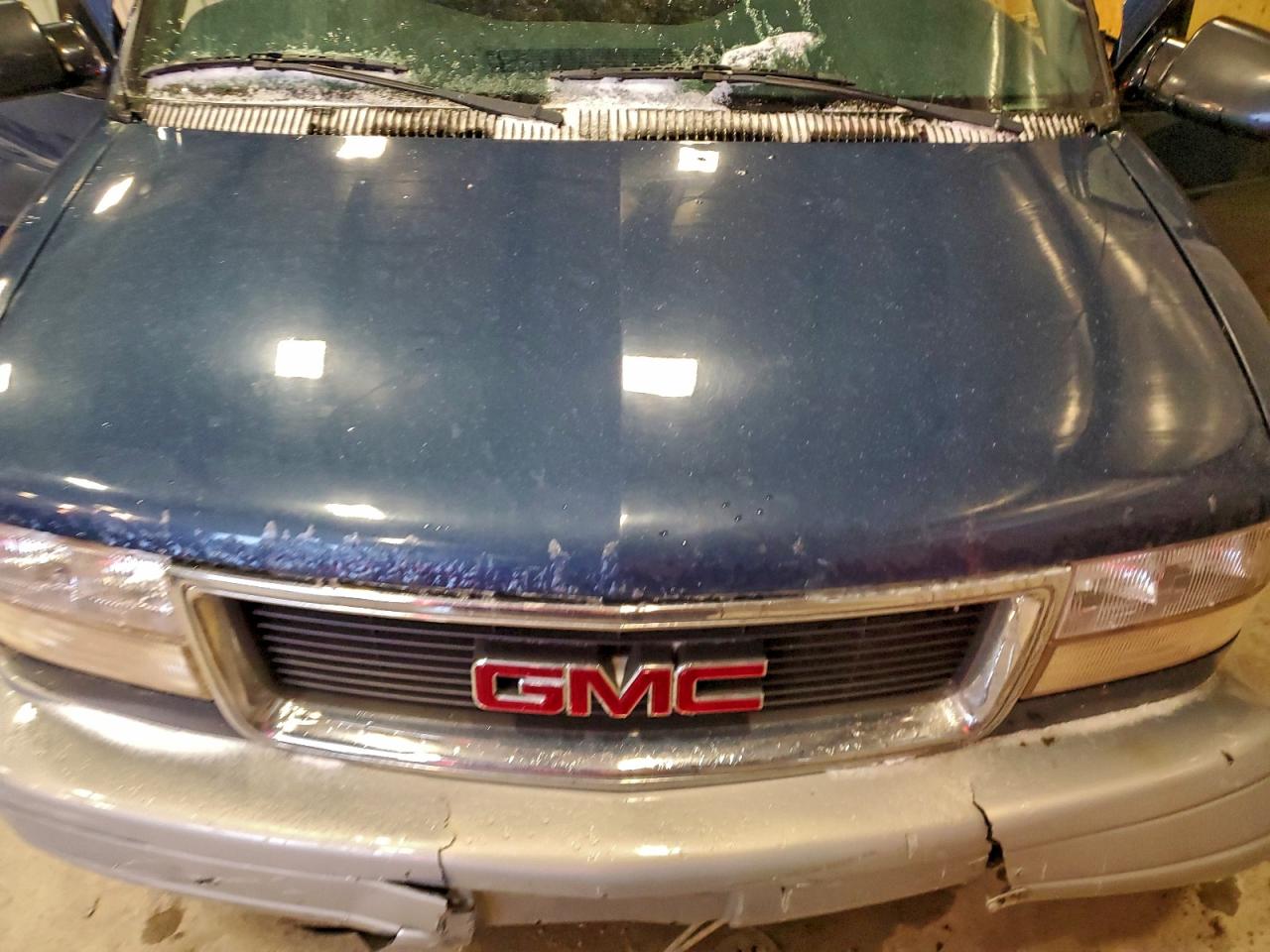 Lot #3311891203 2000 GMC SAFARI XT