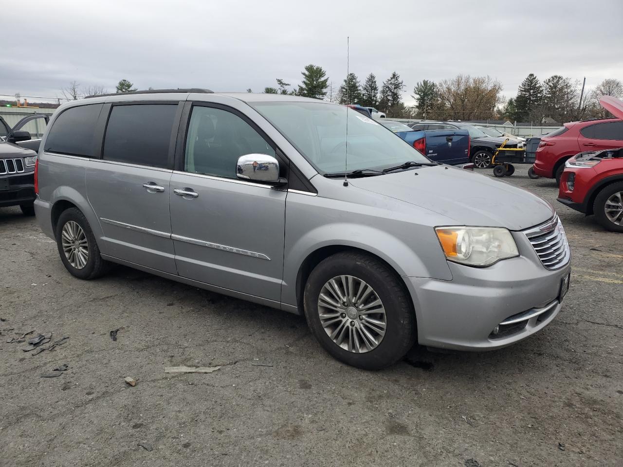 CHRYSLER TOWN & COUNTRY TOURING L