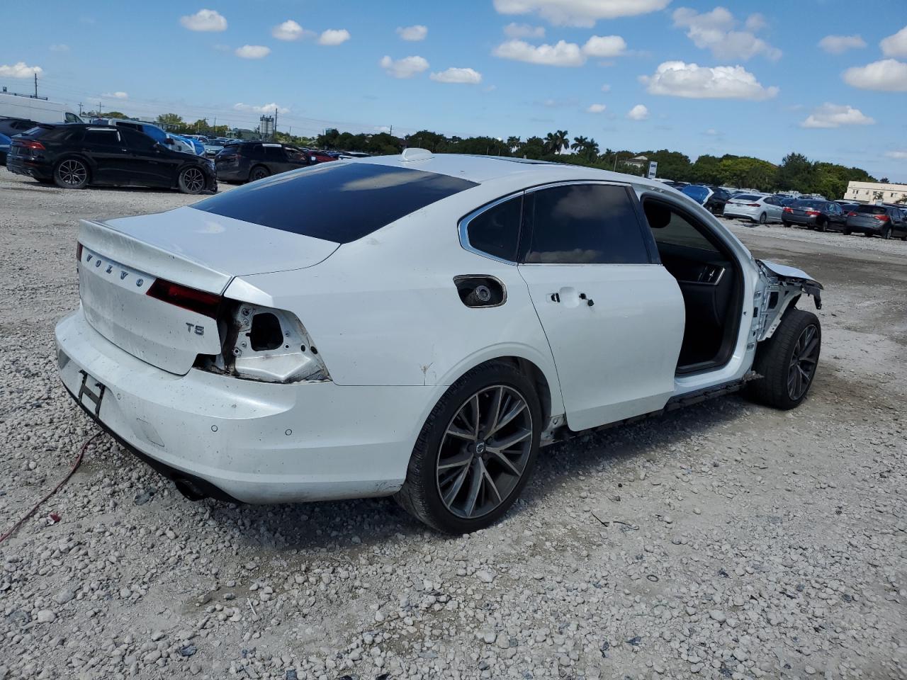 VOLVO S90 T5 MOMENTUM