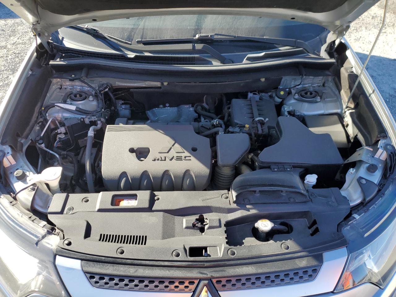 MITSUBISHI OUTLANDER SE