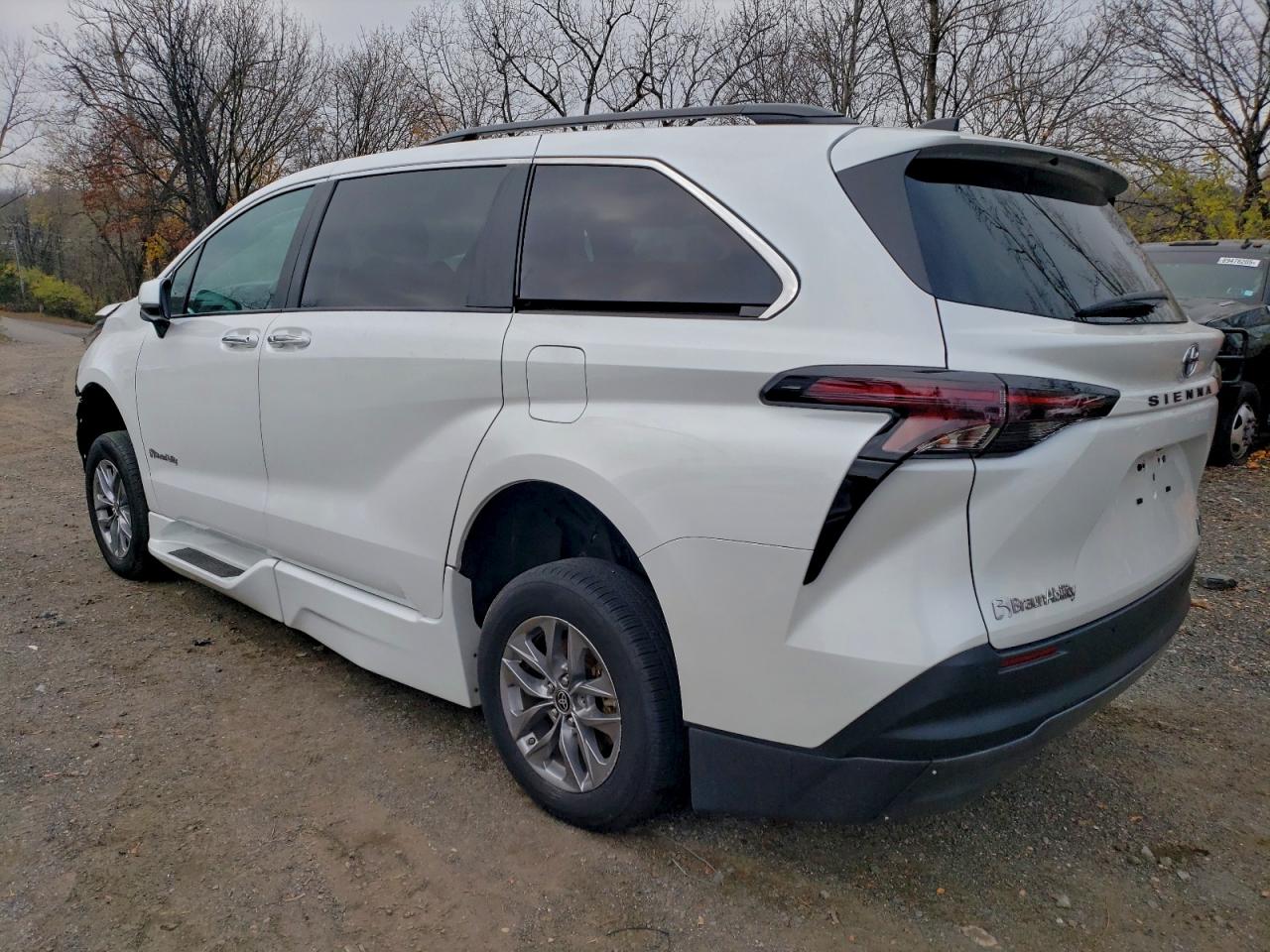 TOYOTA SIENNA XLE