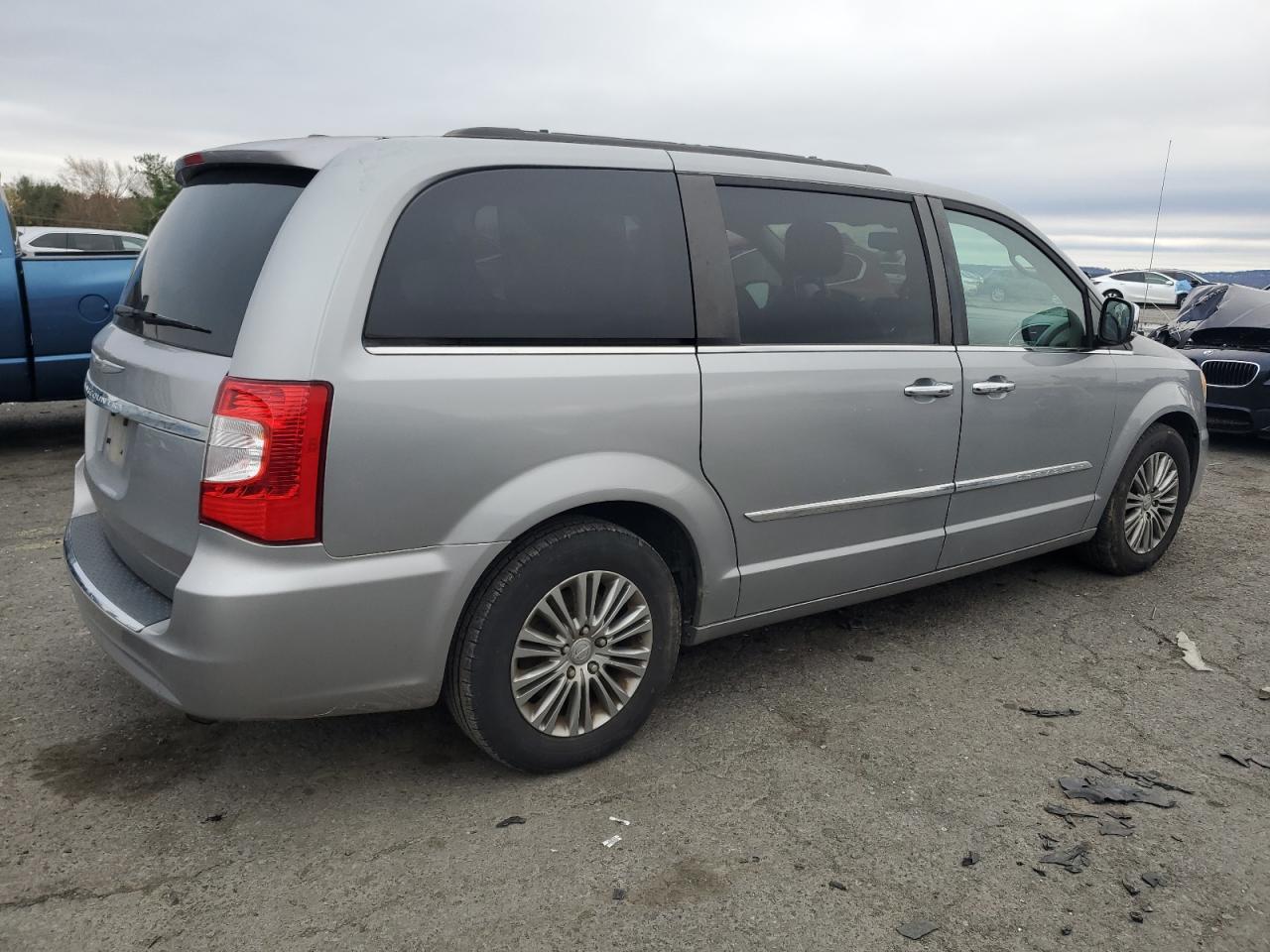 CHRYSLER TOWN & COUNTRY TOURING L