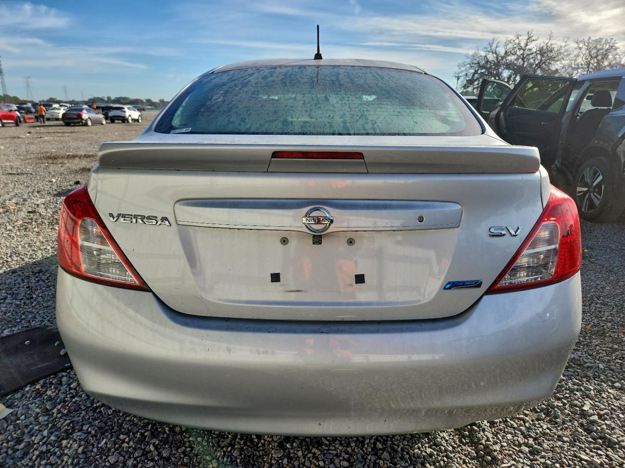 NISSAN VERSA S