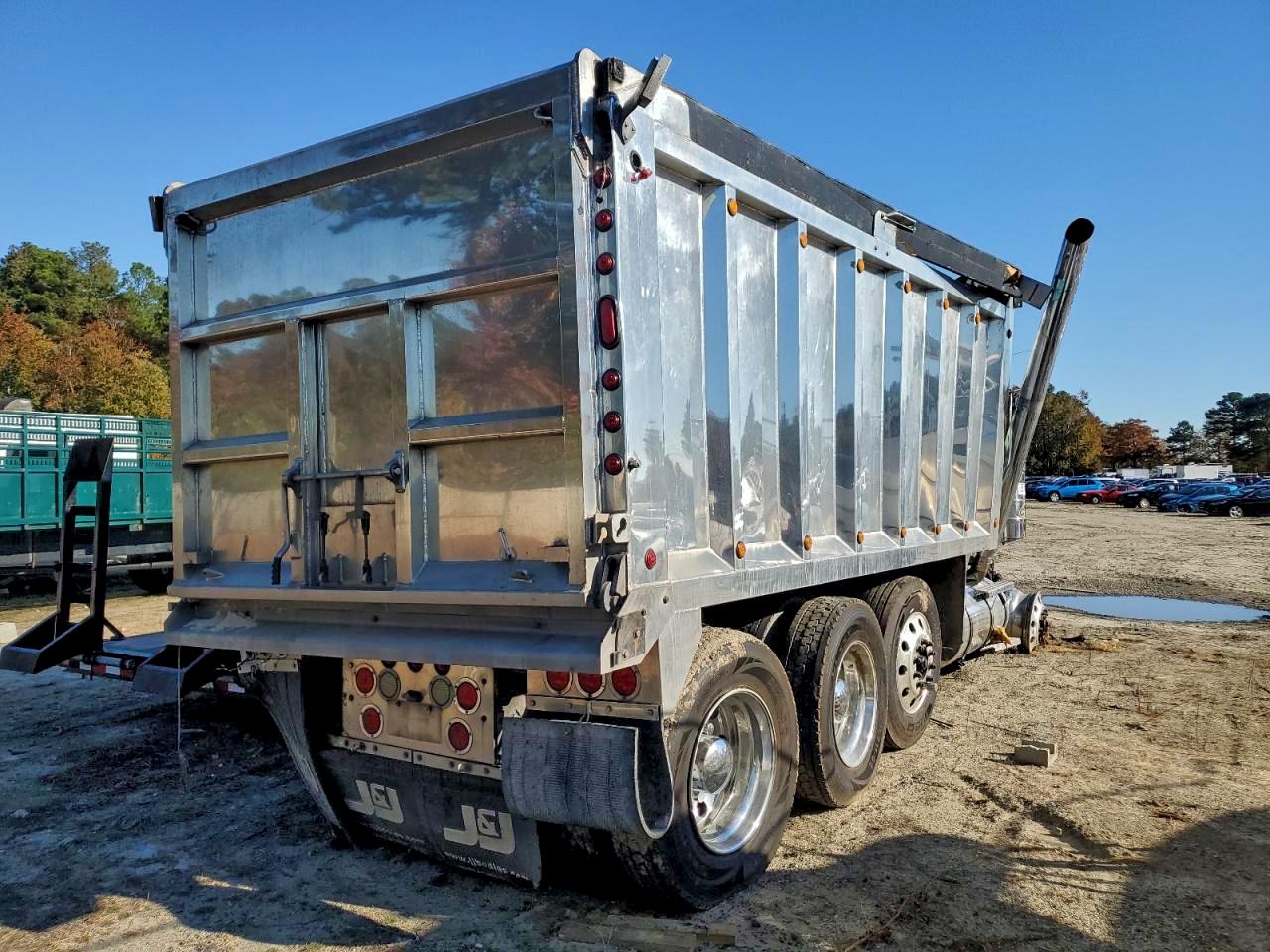 Lot #3302716008 2005 KENWORTH W900