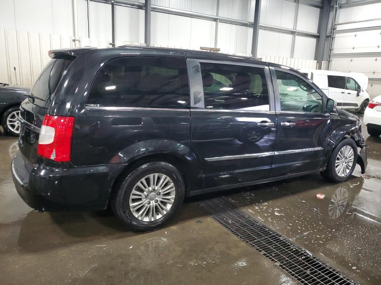 CHRYSLER TOWN & COUNTRY TOURING L