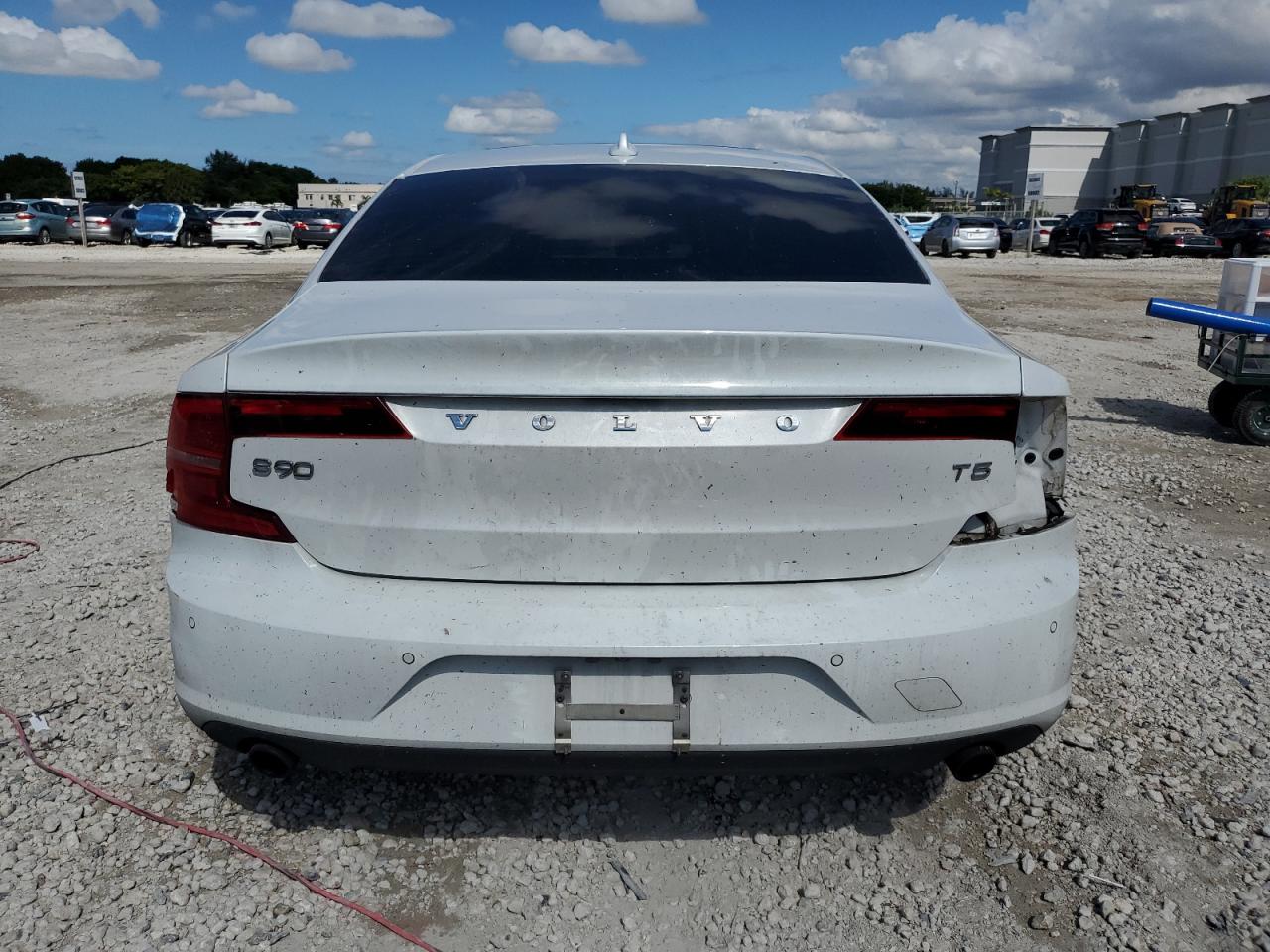 VOLVO S90 T5 MOMENTUM