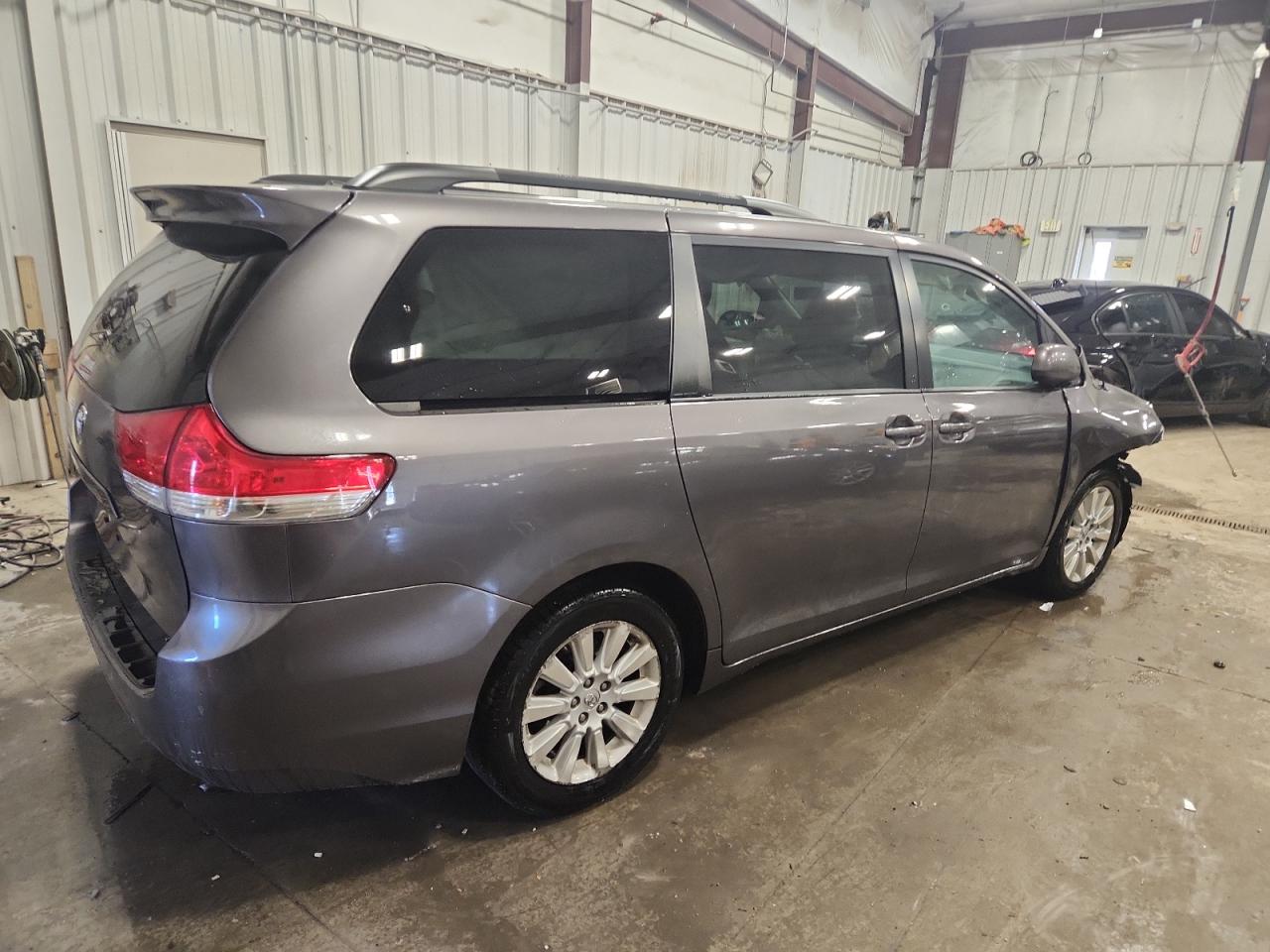Lot #3298158276 2013 TOYOTA SIENNA LE