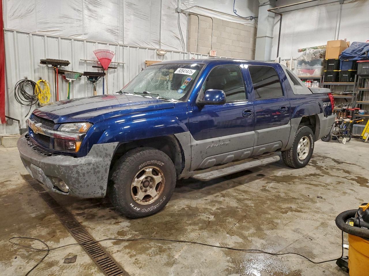Lot #3298140176 2002 CHEVROLET AVALANCHE