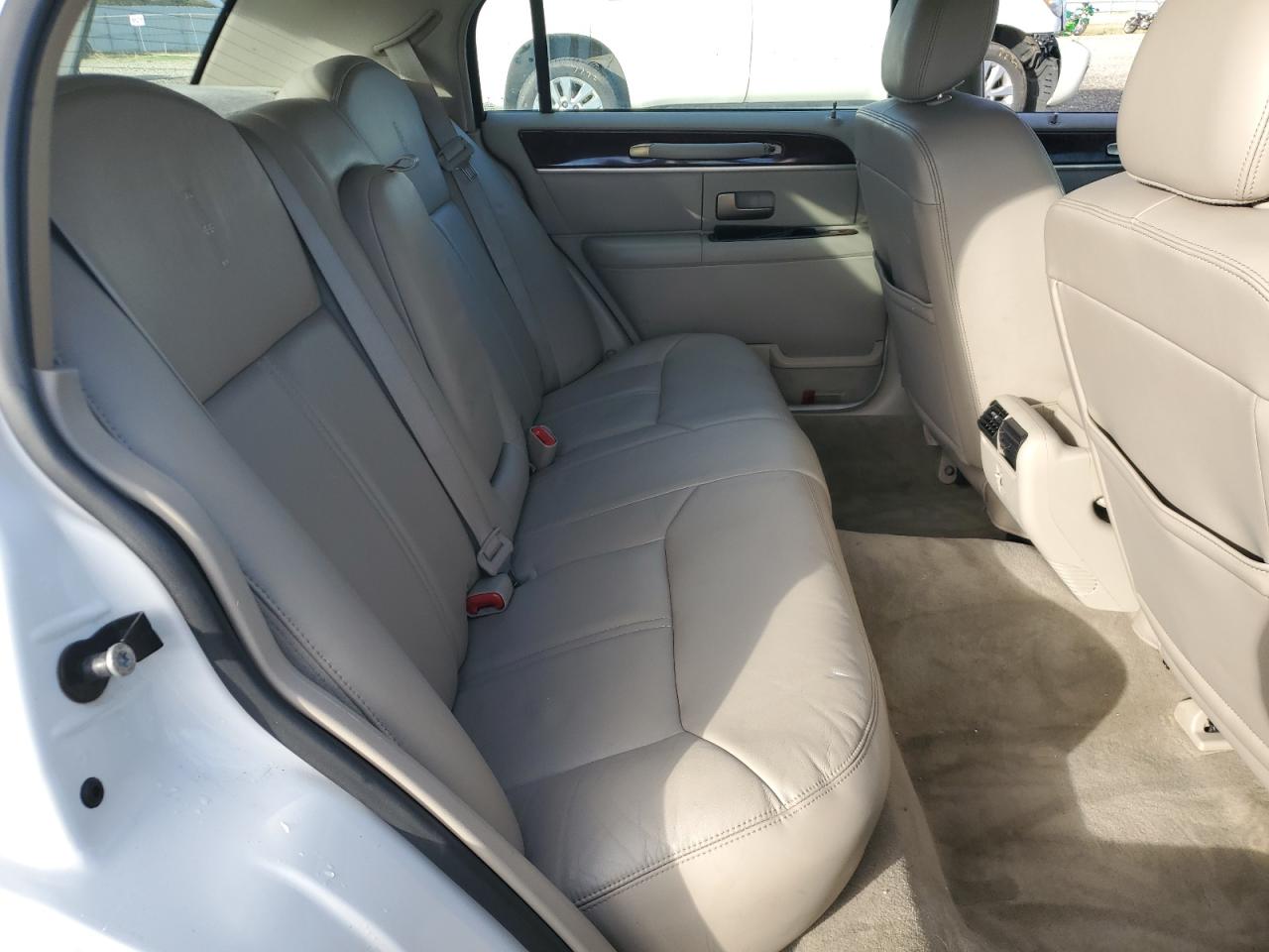 LINCOLN TOWN CAR SIGNATURE LIMITED