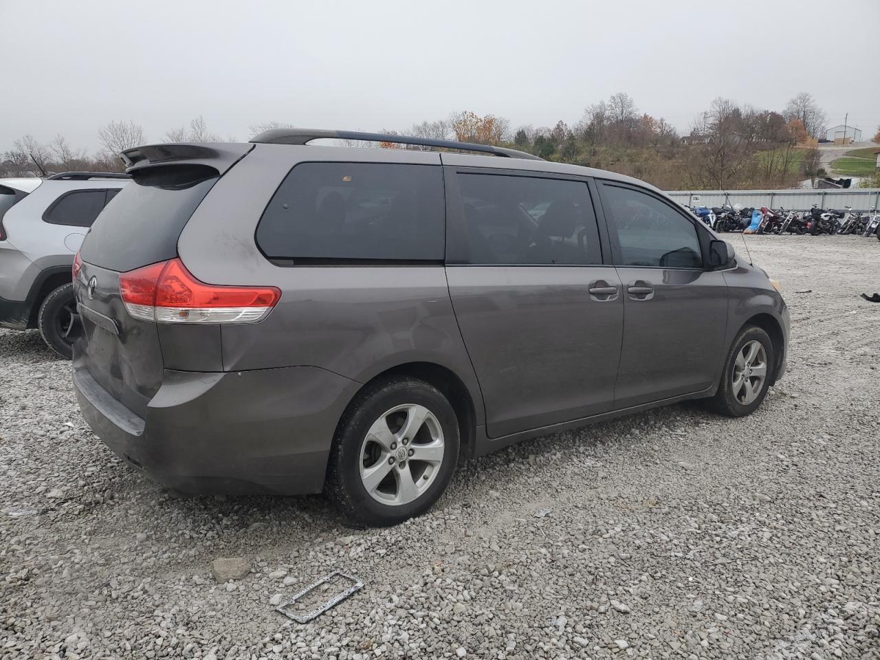 Lot #3298108128 2011 TOYOTA SIENNA LE
