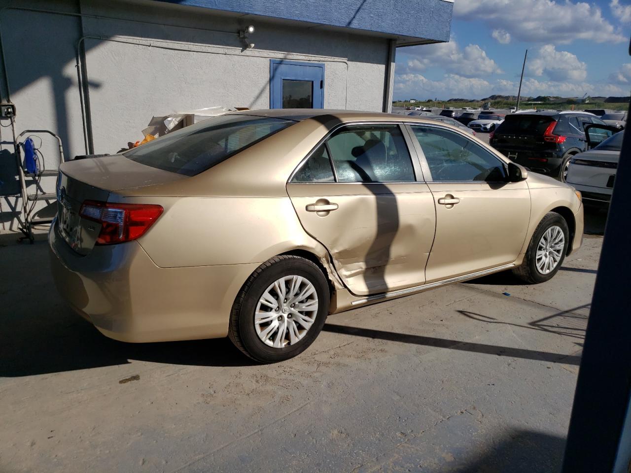 TOYOTA CAMRY BASE