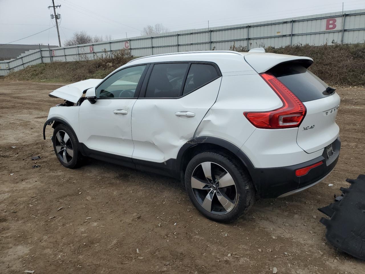 VOLVO XC40 T5 MOMENTUM