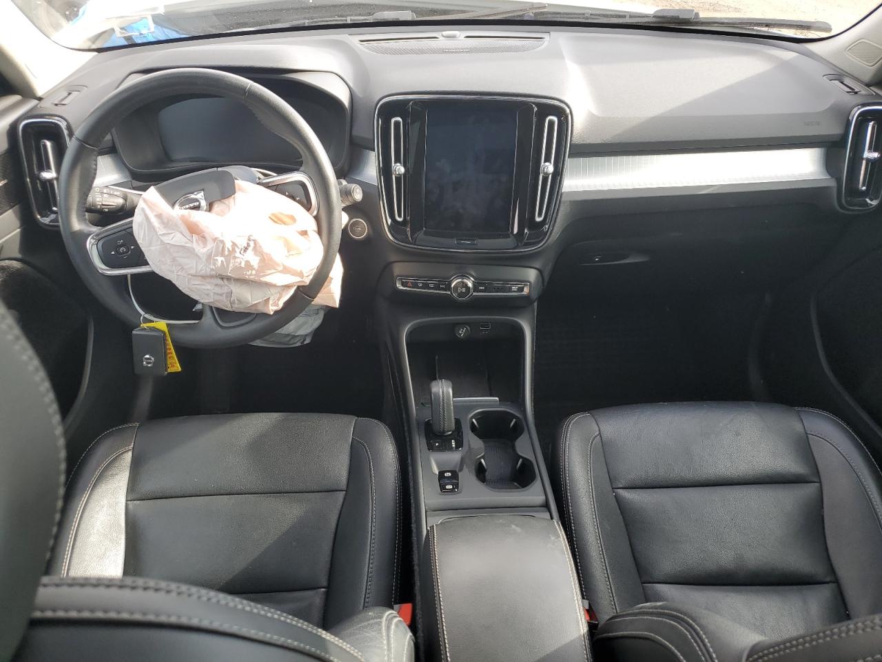 VOLVO XC40 T5 MOMENTUM