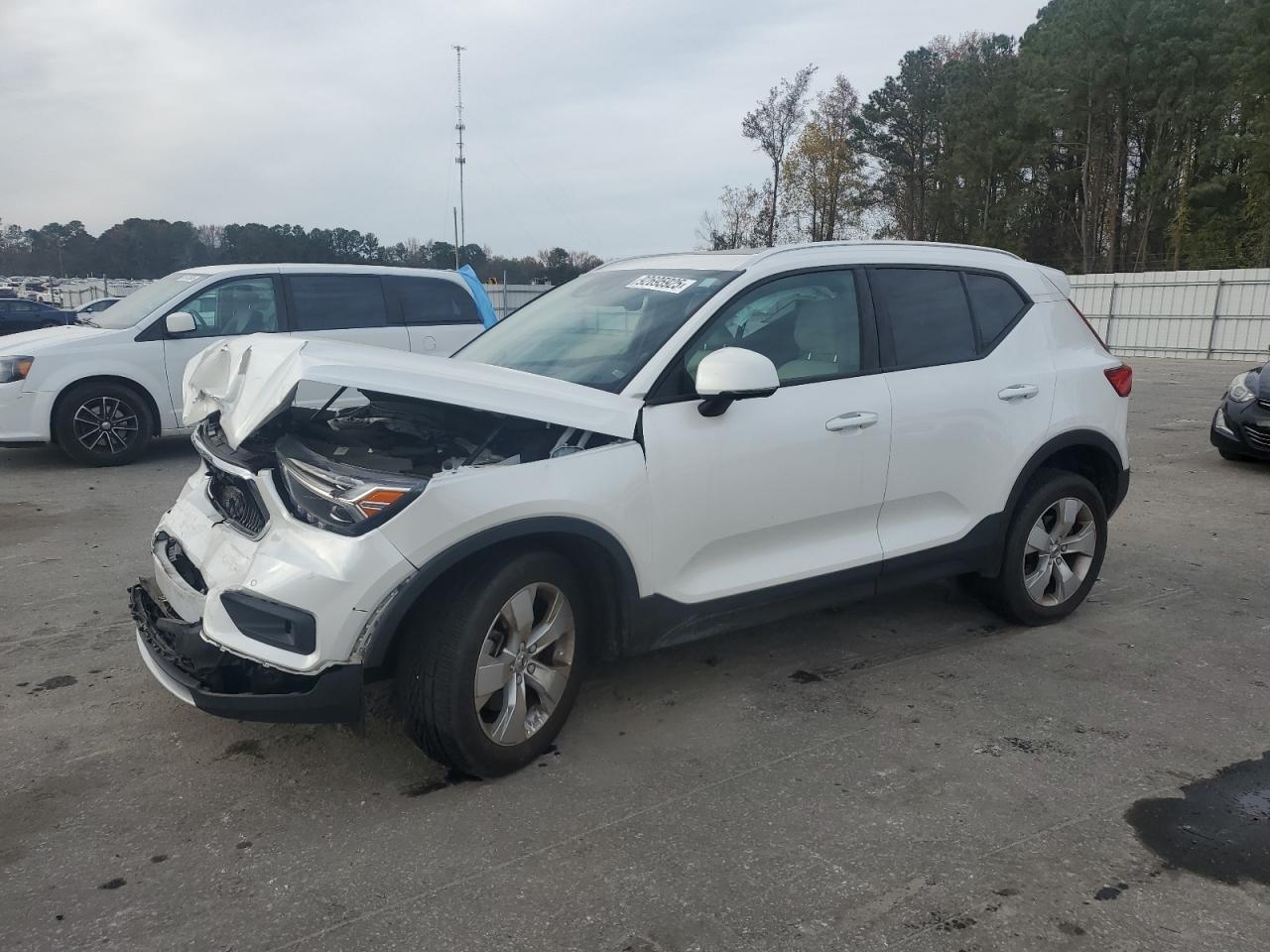 VOLVO XC40 T4 MOMENTUM