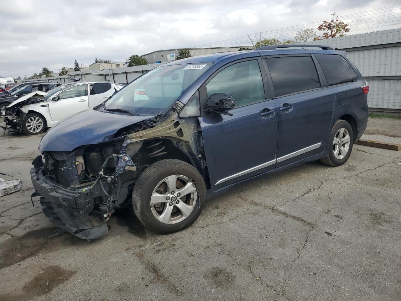 Lot #3309487646 2018 TOYOTA SIENNA LE