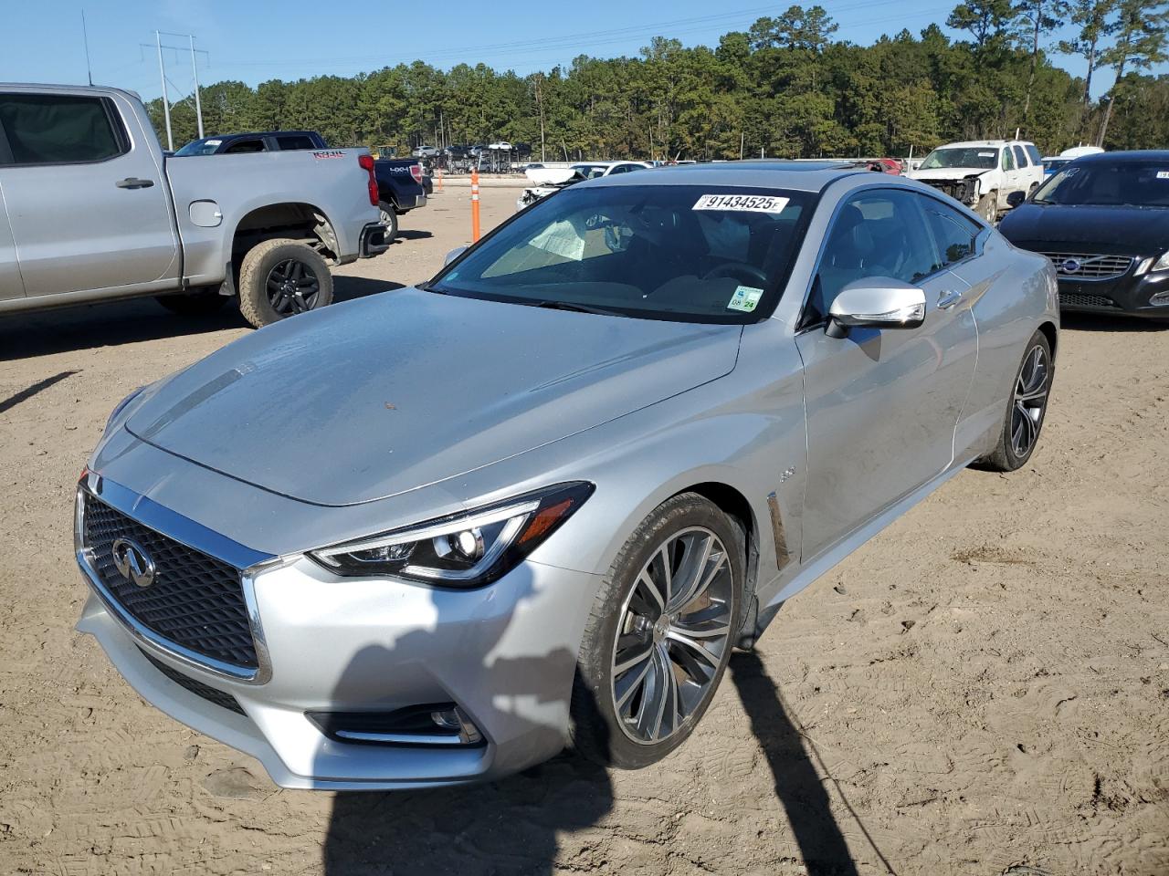 INFINITI Q60 LUXE 300