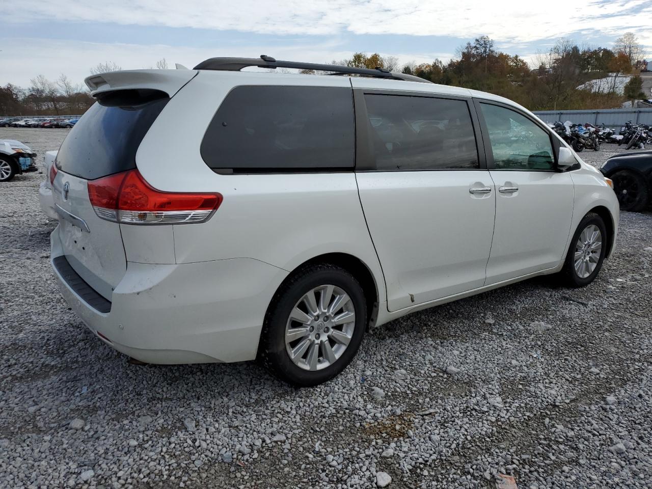 TOYOTA SIENNA XLE