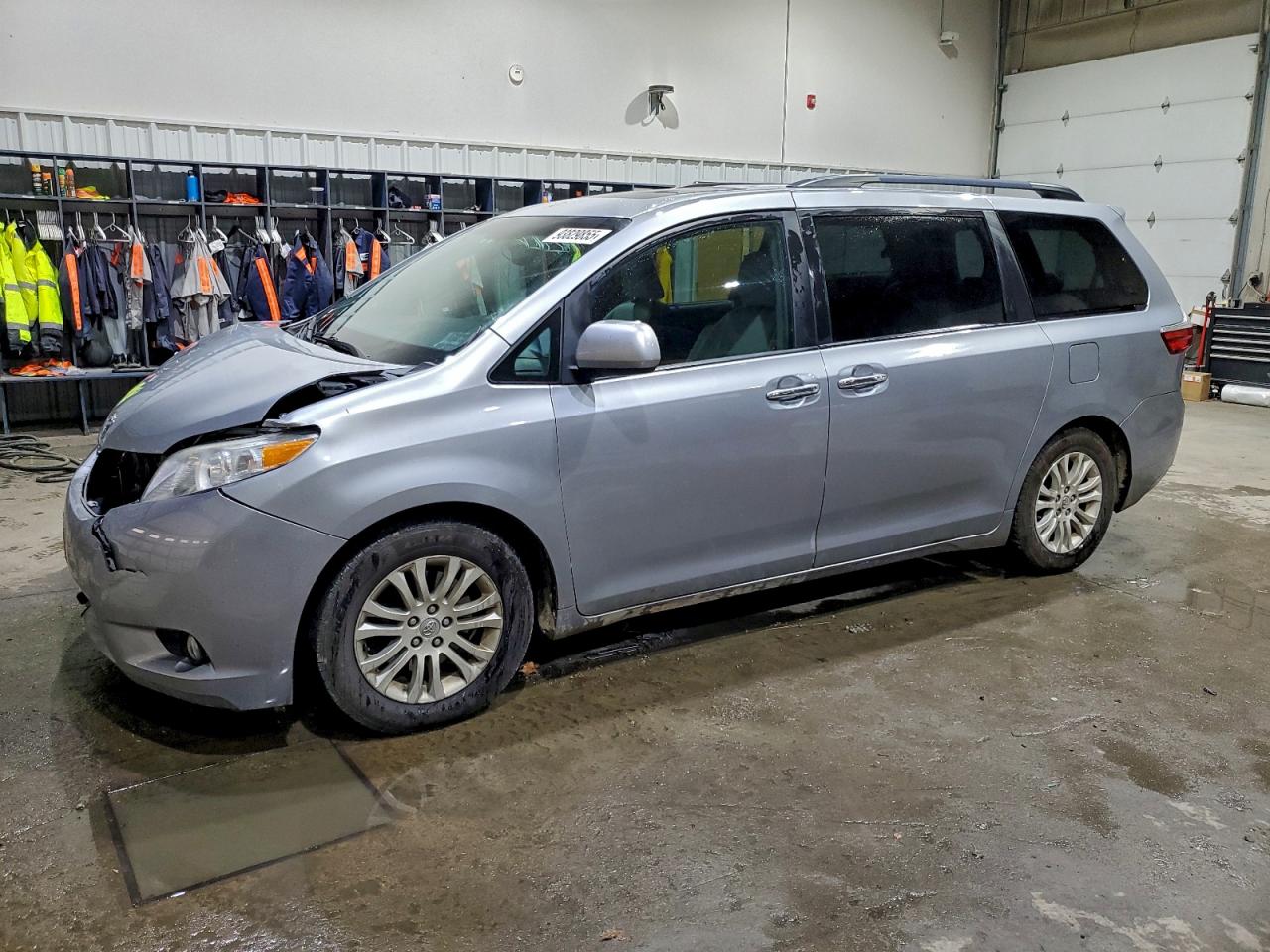TOYOTA SIENNA XLE