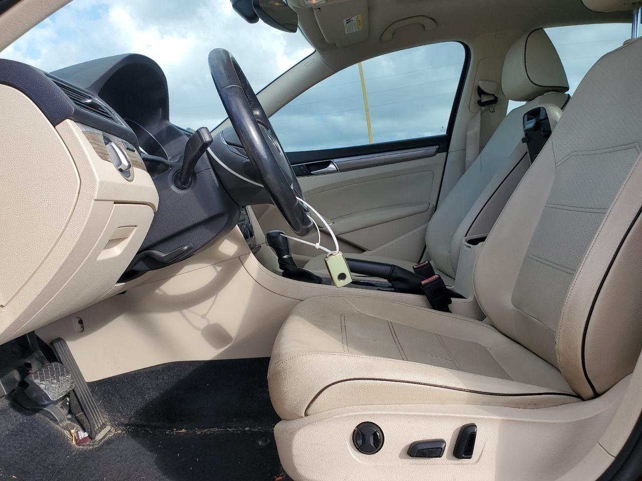 VOLKSWAGEN PASSAT SE