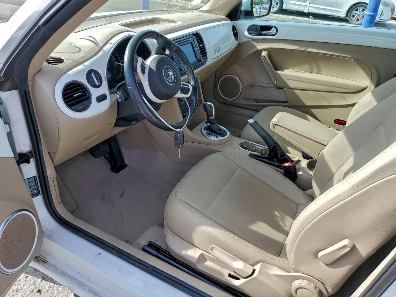 VOLKSWAGEN BEETLE SE