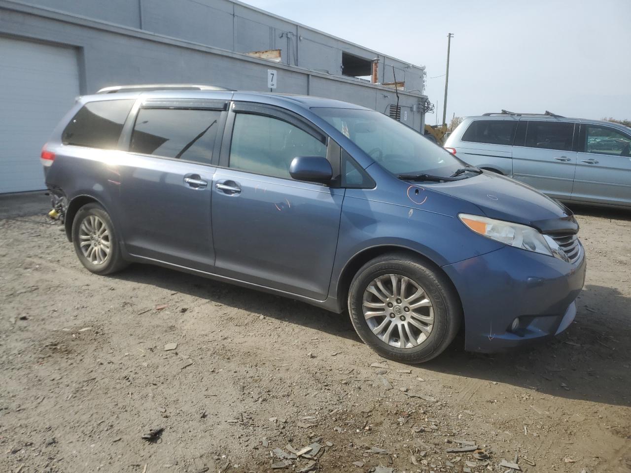 TOYOTA SIENNA XLE